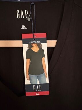 GAP Women's V-Neck Tee - Black